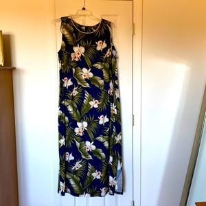 Hawaiian dress, 2XL with back zipper and side slits.